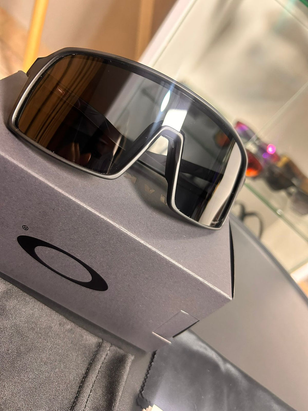 OAKLEY SUTRO