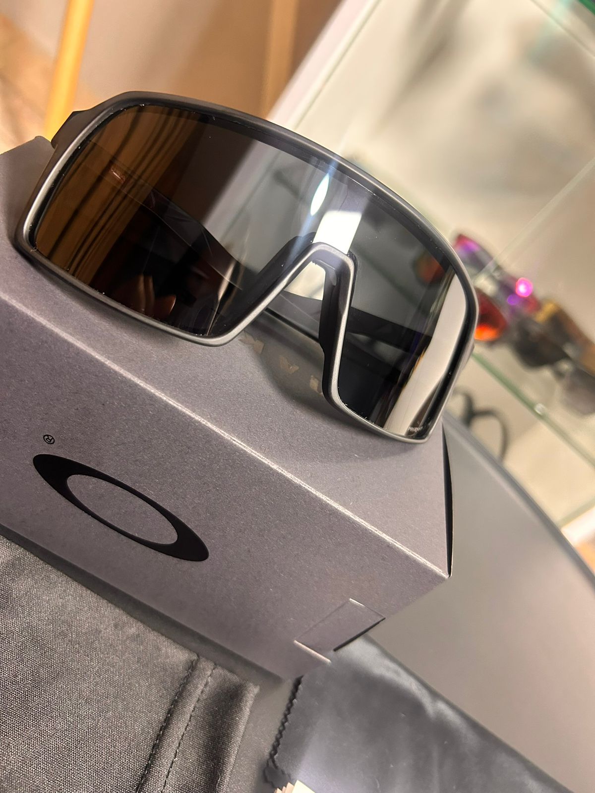 OAKLEY SUTRO