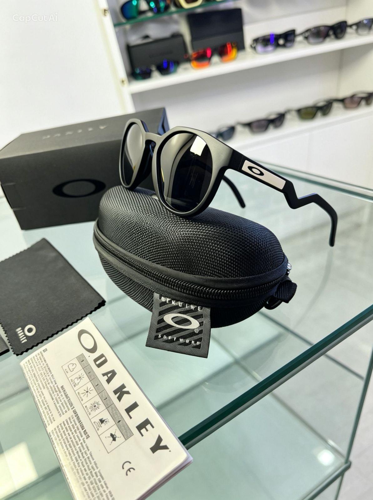 OAKLEY HSTN